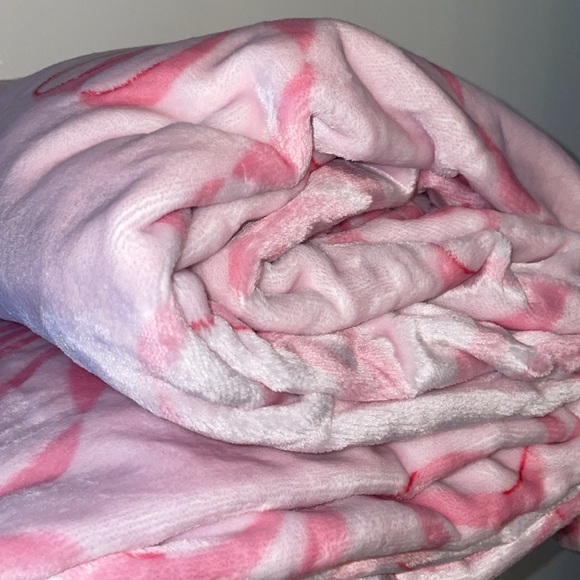 24HR DROP ⬇️ Twin Plush Pink Ribbon bow blanket - Picture 4 of 4